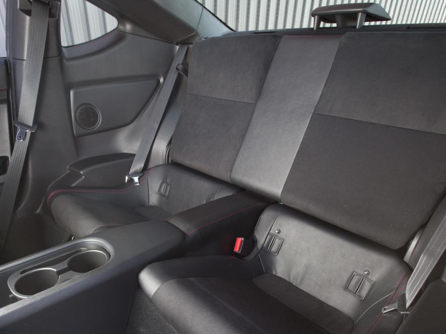 Интерьер Scion FR-S Monogram Series 2014 года  (фото 15 из 25)